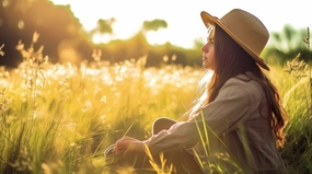 黄昏坐在草丛美女忧伤侧颜图片